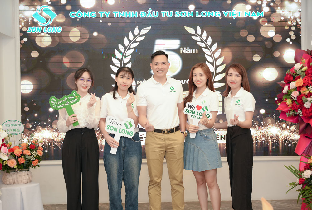 Đội ngũ nhân viên chụp ảnh cùng ban lãnh đạo