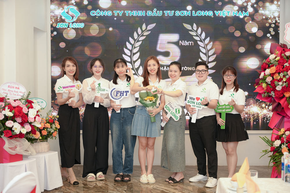 Đội ngũ nhân viên chụp ảnh cùng ban lãnh đạo