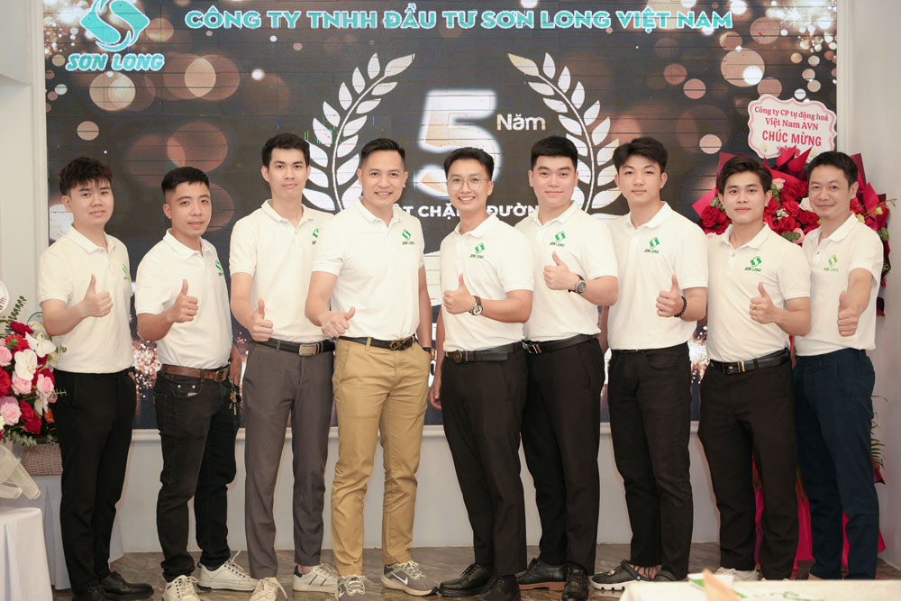 Đội ngũ nhân viên chụp ảnh cùng ban lãnh đạo